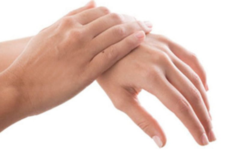 Mãos femininas sobrepostas, representando o tratamento de rejuvenescimento das mãos